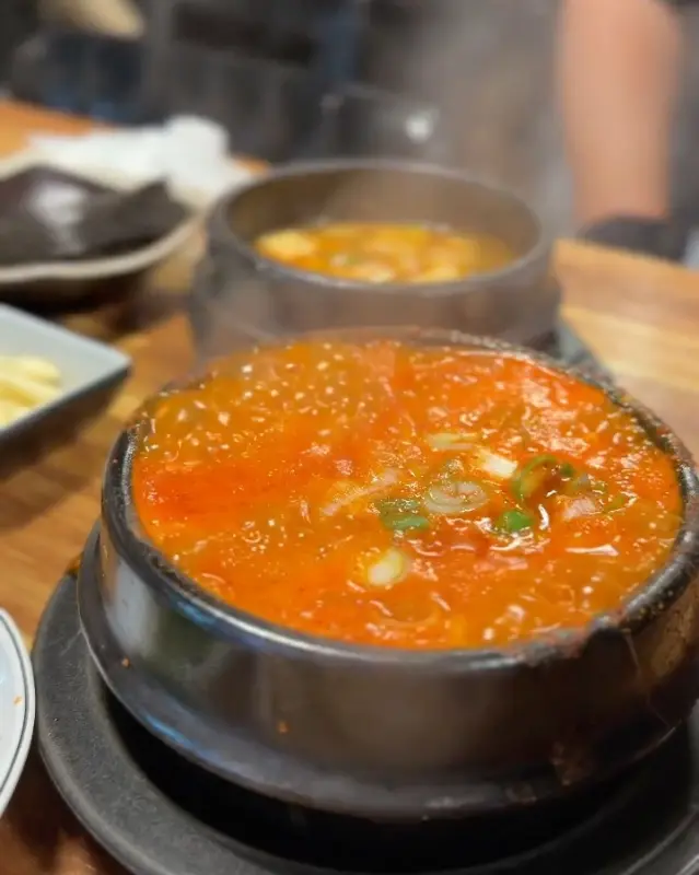 뚝배기 안에서 보글보글 끓고 있는 쫄면 순두부의 모습