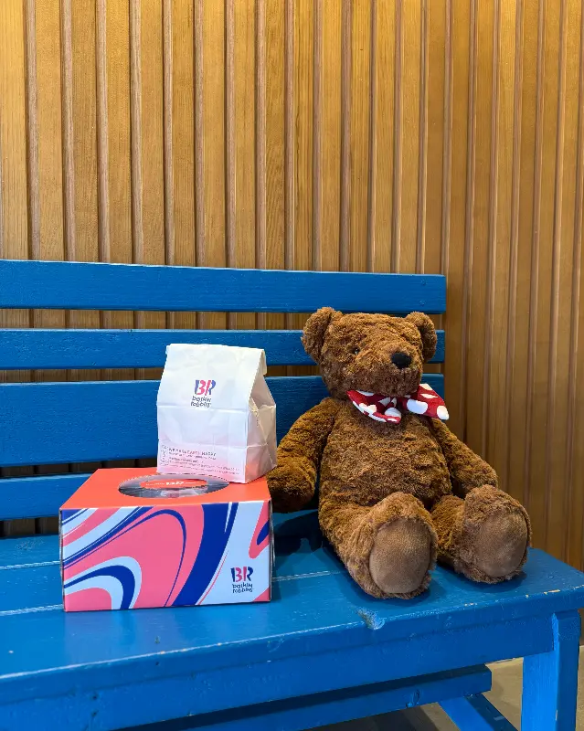 테이블 옆 곰인형