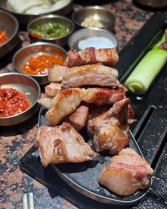 잘 구워진 돼지고기