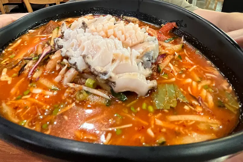 신선한 한치가 가득한 한치물회