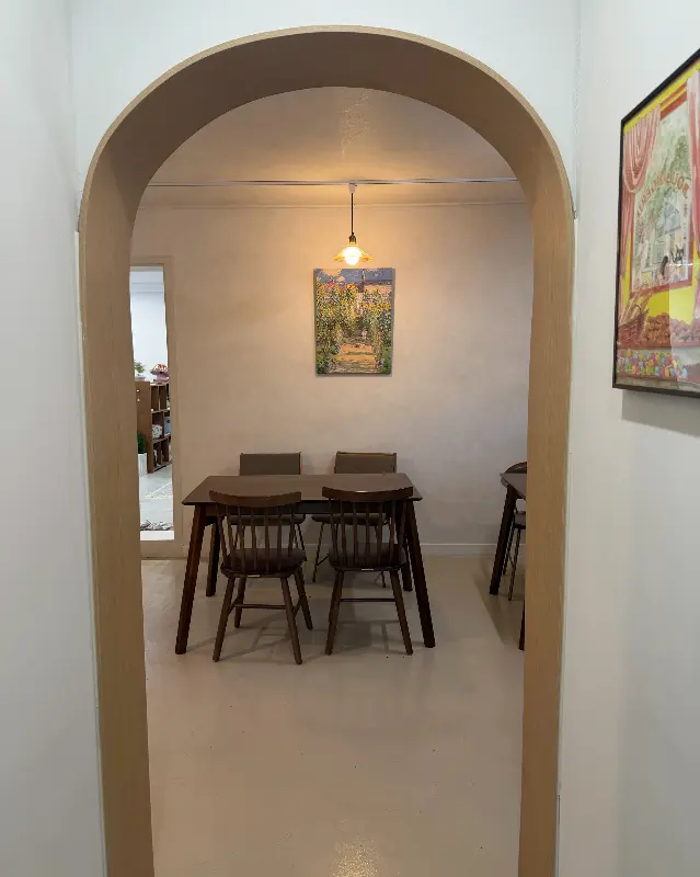 카페 내부 아치형 통로