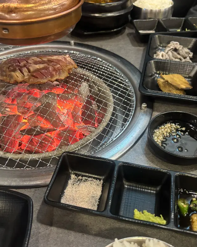 숯불에 구워지는 고기