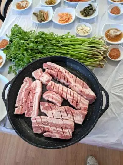 푸짐한 밑반찬과 삼겹살