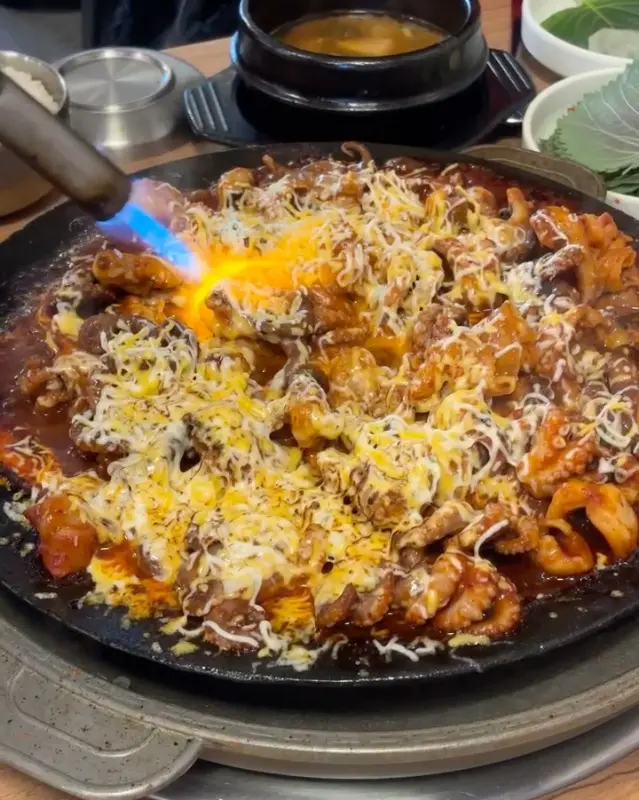 눈꽃처럼 흩뿌려진 치즈 토핑