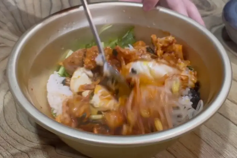 미나리 비빔밥 비비는 모습