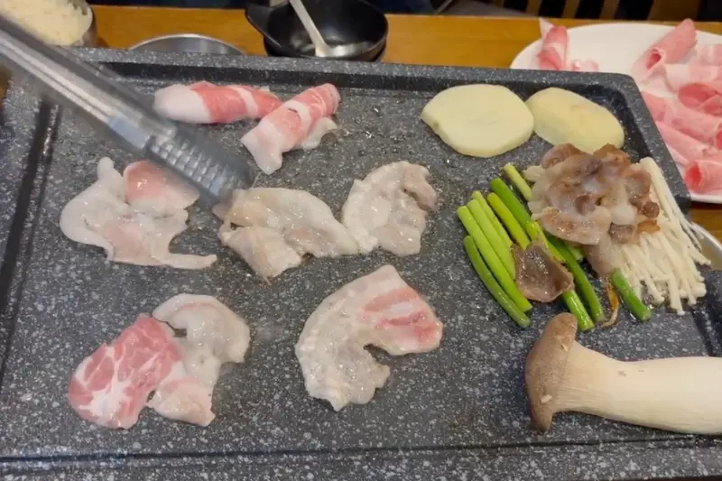 고기를 굽는 모습