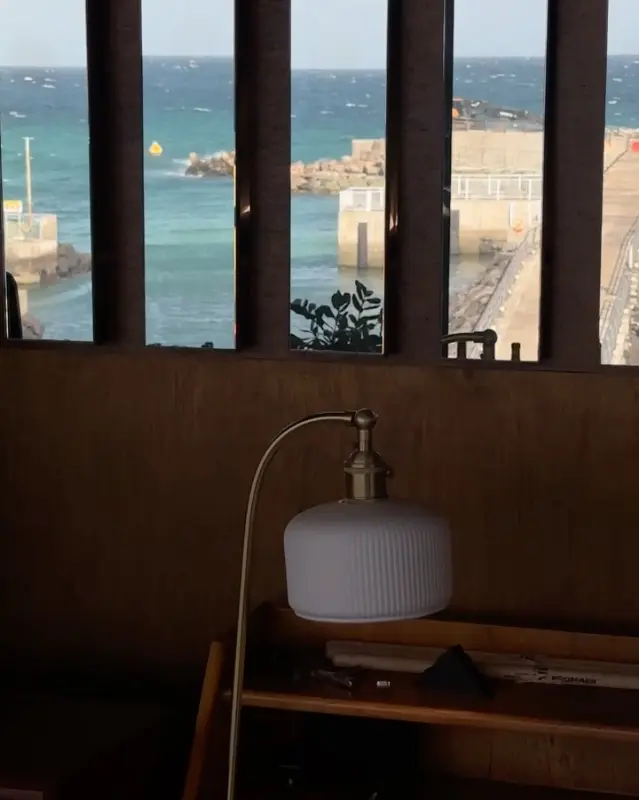 창밖으로 보이는 아름다운 고내포구 풍경