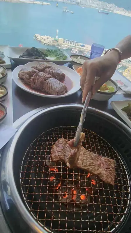 바다를 바라보며 즐기는 식사