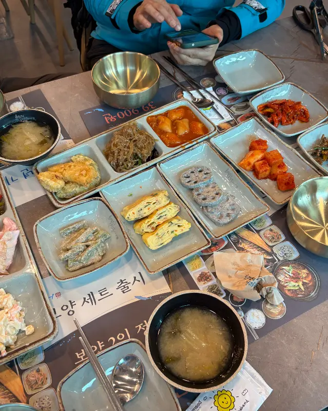 푸짐한 반찬과 함께 차려진 한 상