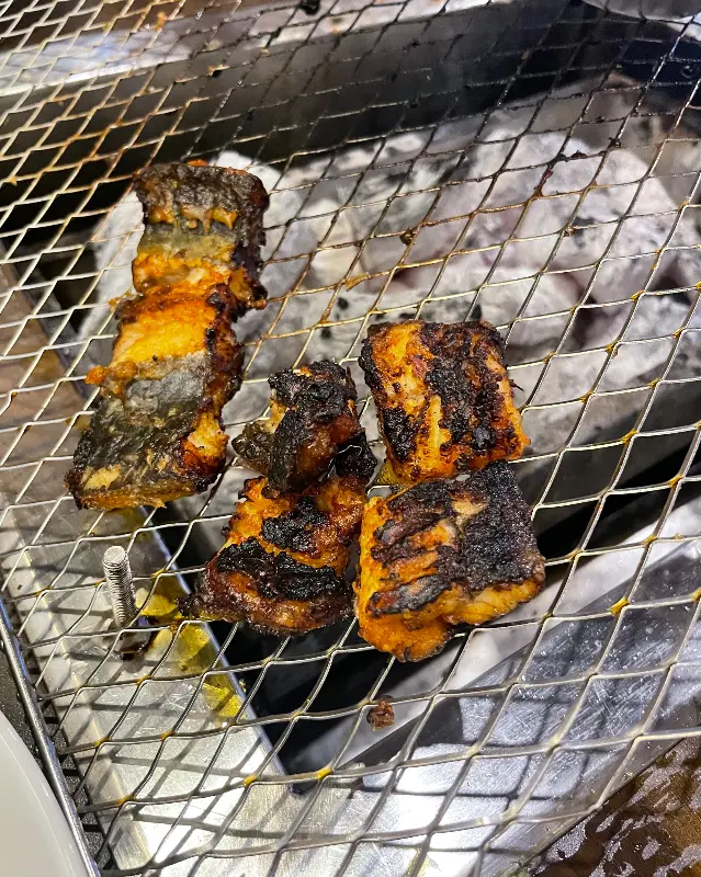 노릇하게 구워진 양념 장어의 클로즈업 샷