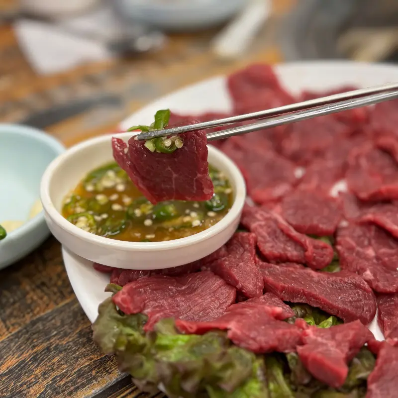 선홍빛 육회의 자태