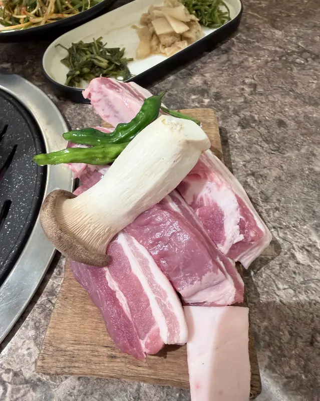 두툼한 흑돼지 삼겹살
