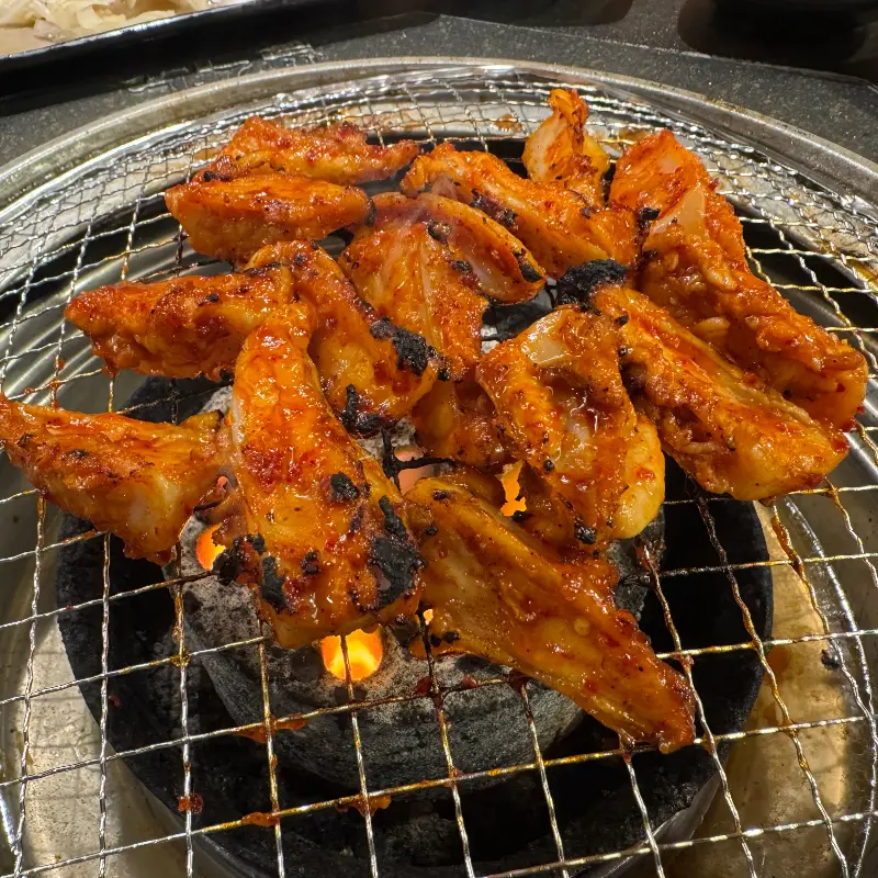 숯불에 구워진 매콤 닭갈비