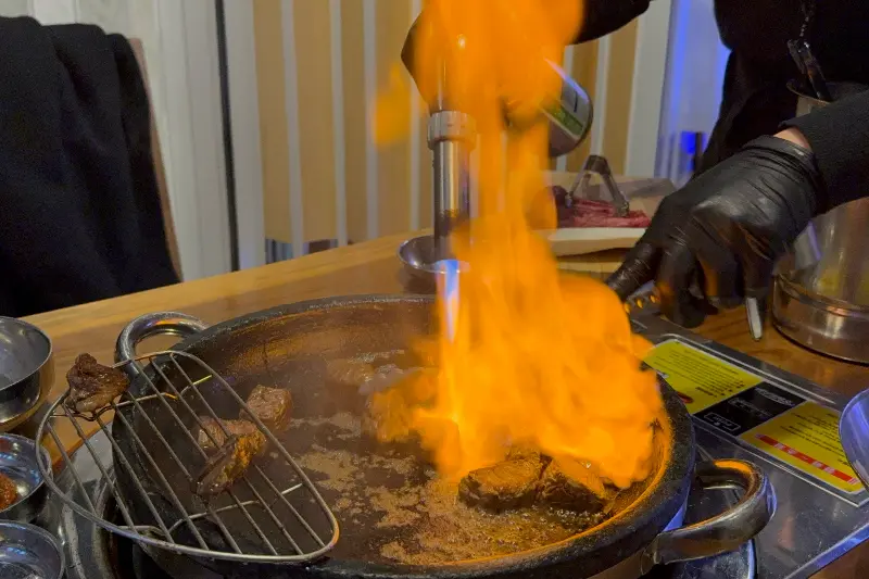 돌판 위에서 보글보글 끓고 있는 된장찌개