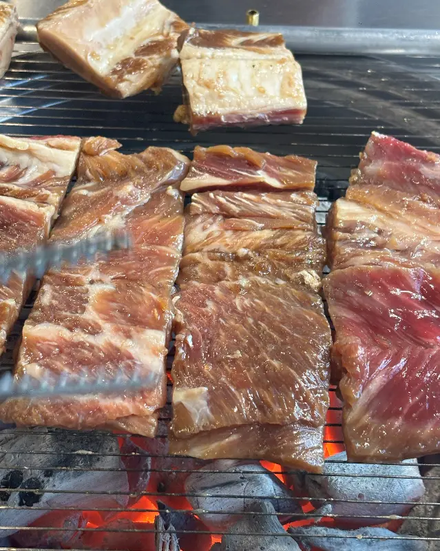 숯불 위에서 구워지는 갈비