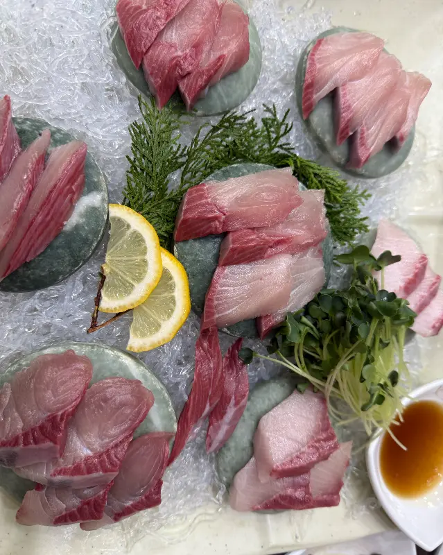 윤기가 흐르는 방어회