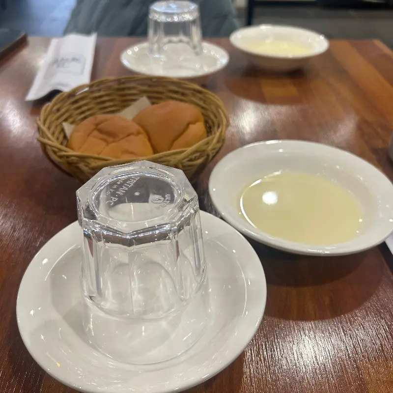 테이블에 놓인 식전빵과 스프