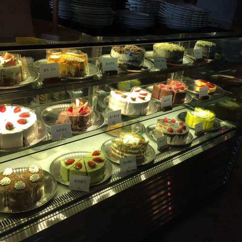 다양한 종류의 케이크가 진열된 쇼케이스