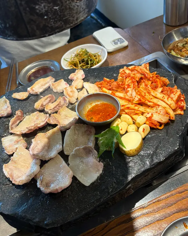 돌판 위에 고기와 김치가 함께 구워지는 모습