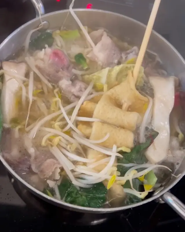 마라 육수에 끓인 칼국수