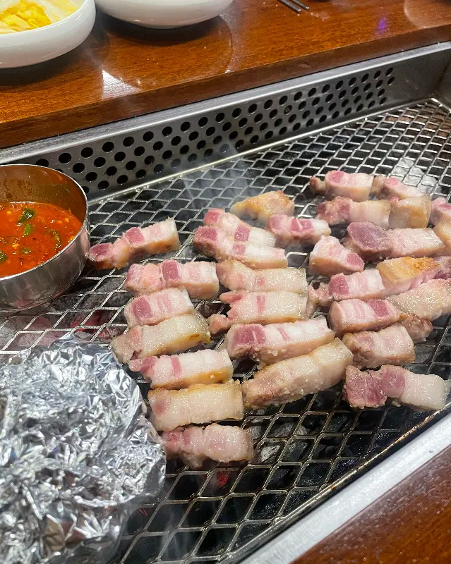 노릇하게 구워진 삼겹살