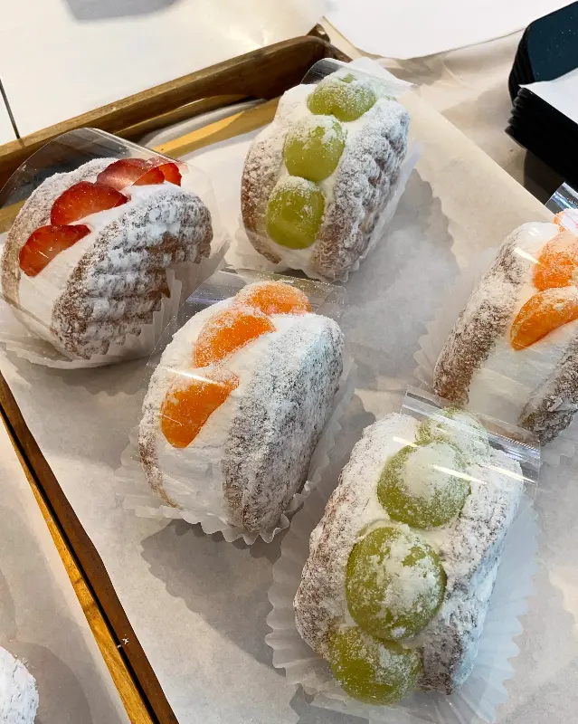 과일이 듬뿍 올라간 도넛