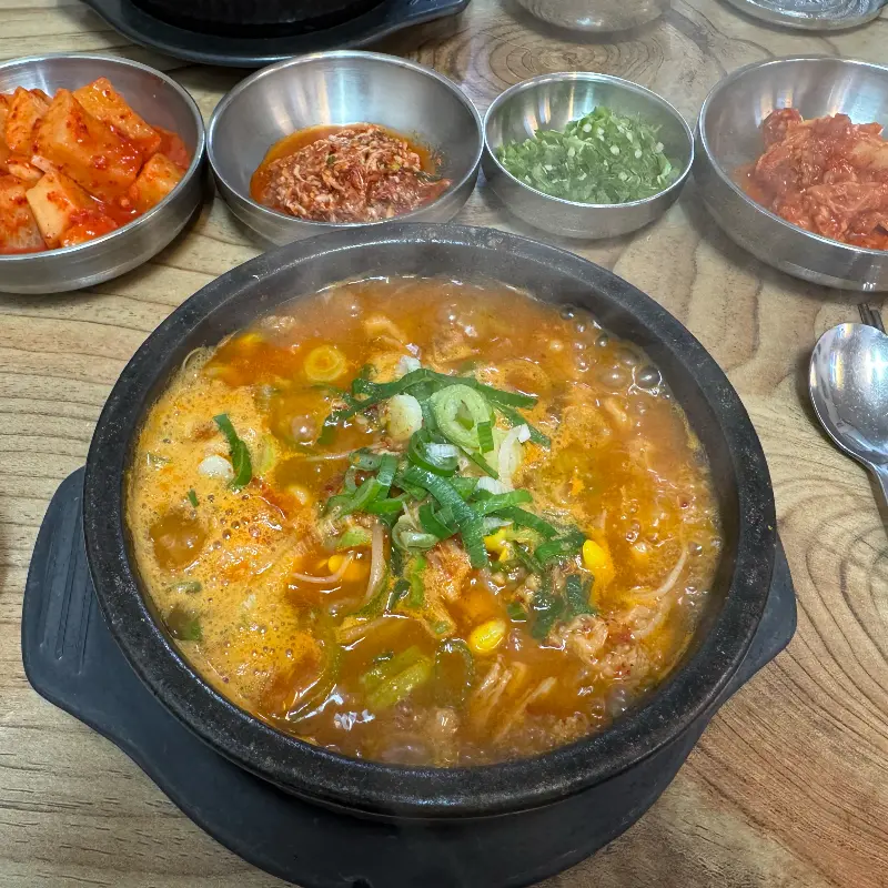 선지해장국과 반찬들