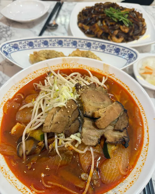 차돌짬뽕과 쟁반짜장, 군만두 한 상 차림