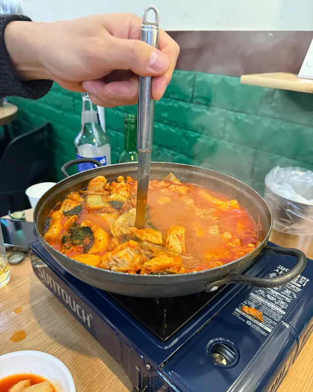 손길이 닿은 국자와 곱도리탕 냄비