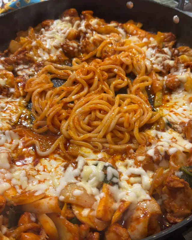 치즈와 쫄면 사리가 추가된 닭갈비