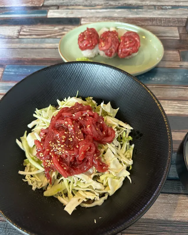 테이블 위에 놓인 육회와 연어