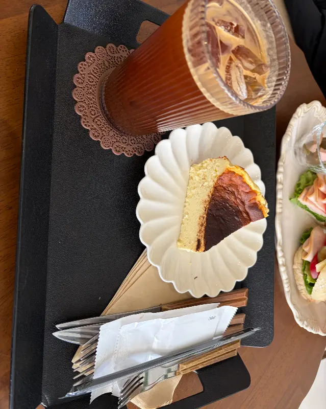 아이스 볼에 담겨 나온 브루잉 커피