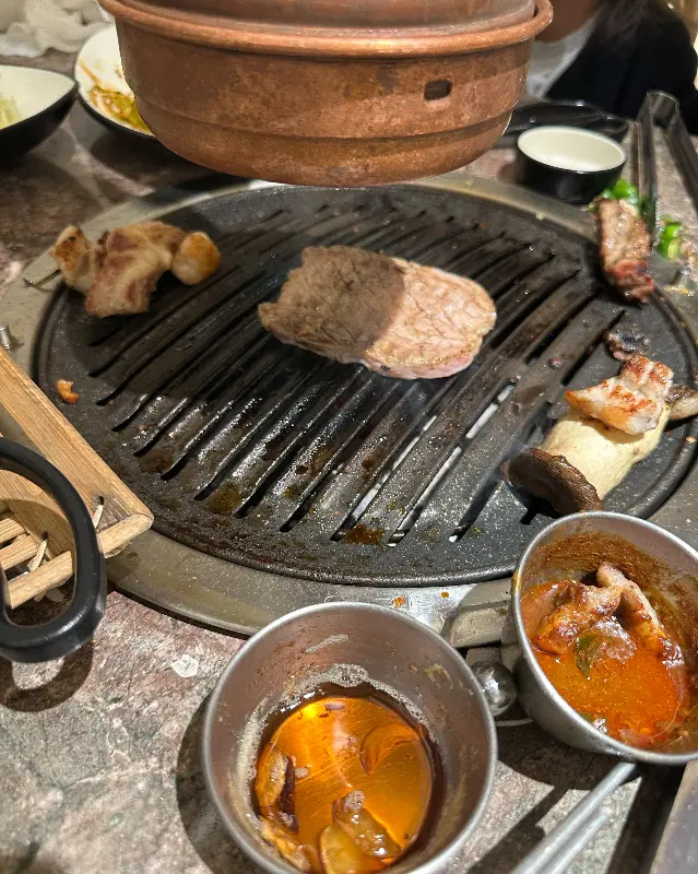 다양한 소스와 함께 즐기는 흑돼지