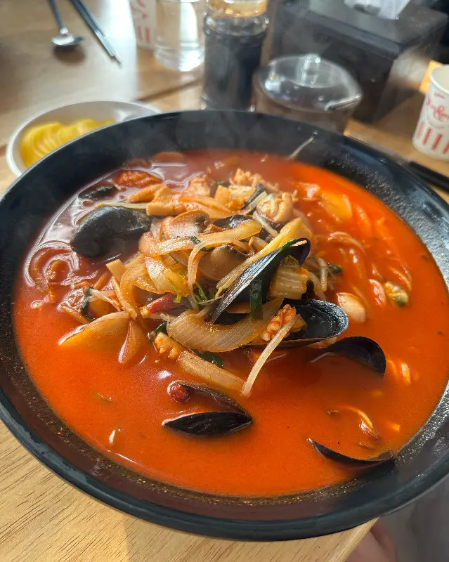 푸짐한 해산물이 들어간 짬뽕