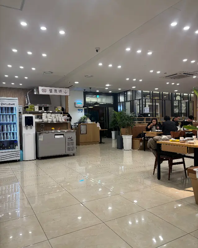 넓고 쾌적한 매장 내부