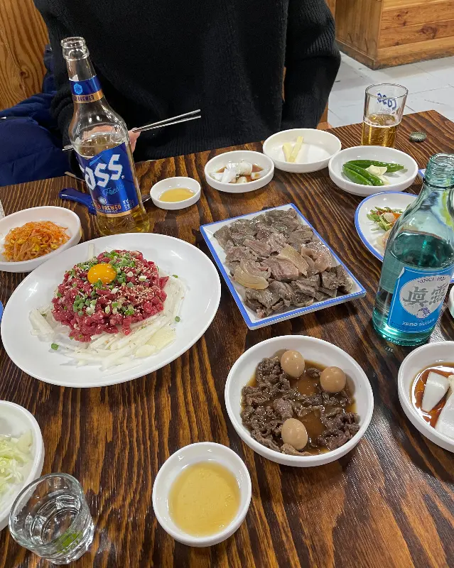 젓가락으로 육회를 집어 올리는 모습