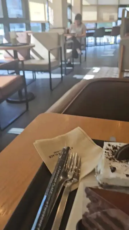 투썸플레이스 테이블과 디저트