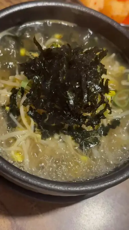 김가루가 듬뿍 올려진 콩나물 국밥