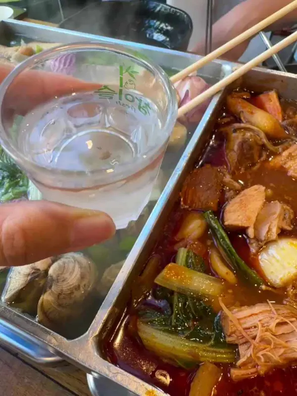 술잔과 음식을 함께 찍은 사진