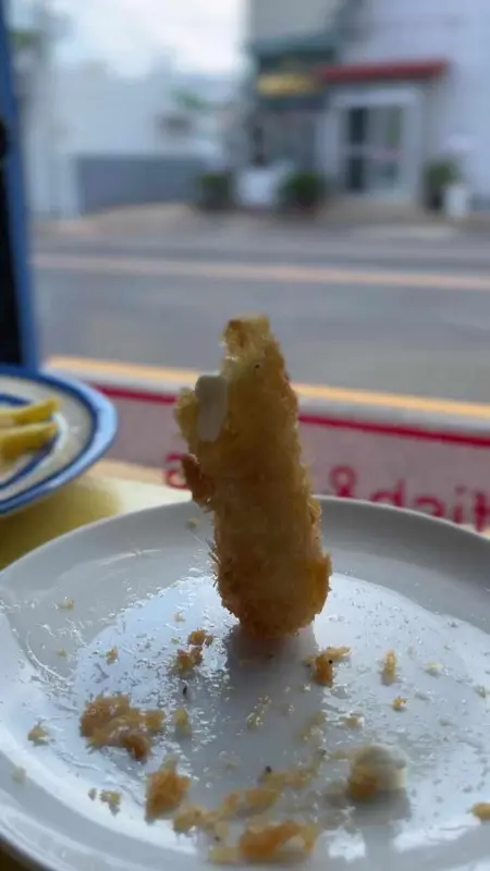 접시에 남아있는 치즈스틱