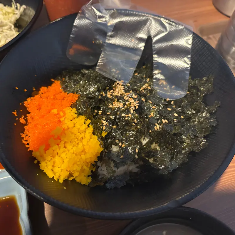 알록달록한 색감이 돋보이는 덮밥