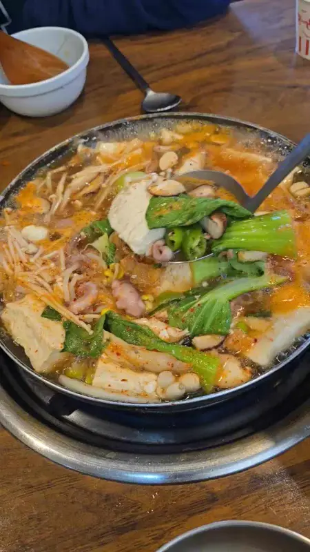 보글보글 끓는 두부전골