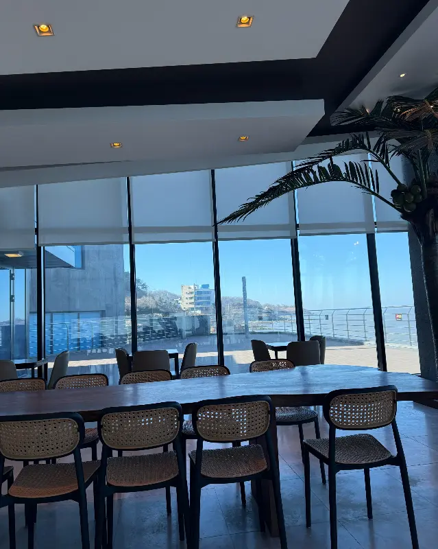 통창으로 보이는 바다 뷰