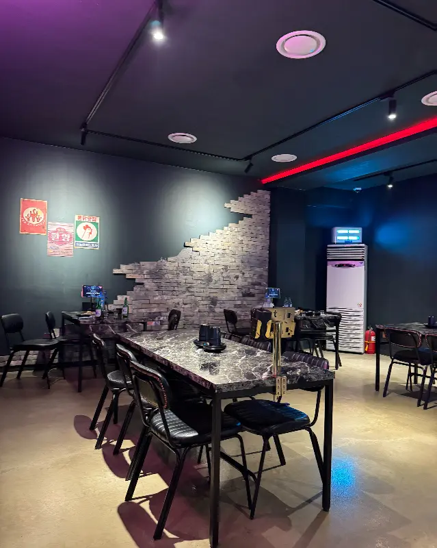 테이블과 의자가 정돈된 내부