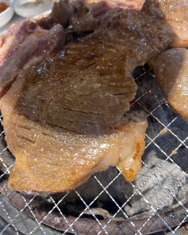 숯불 위에서 구워지는 장어