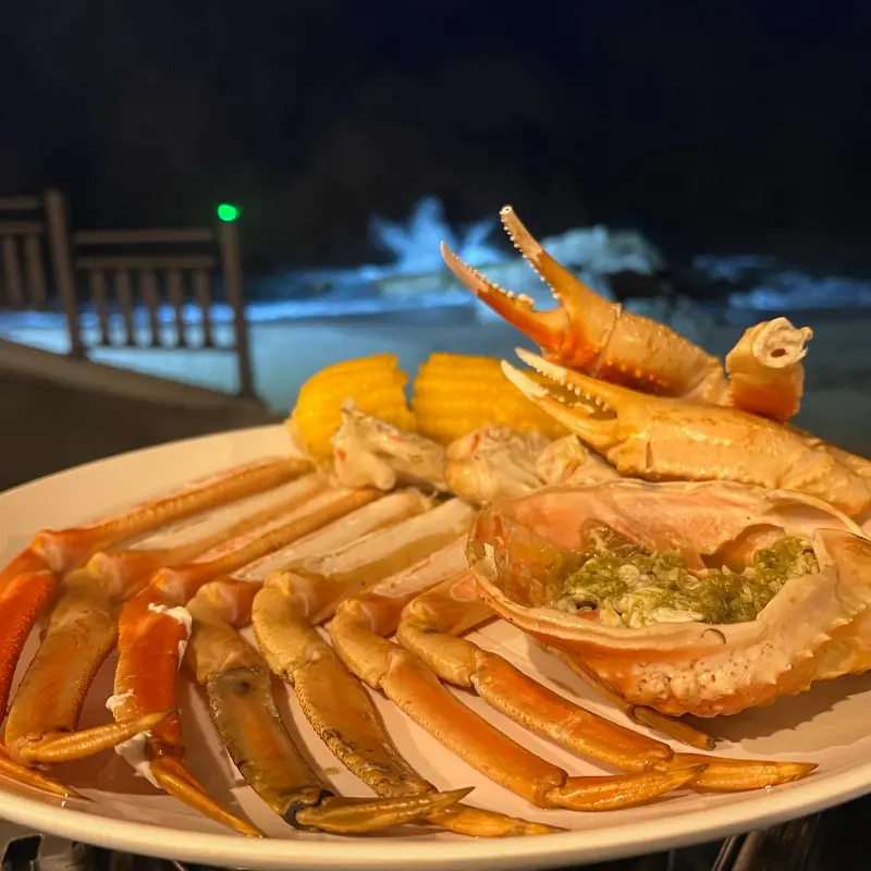 밤바다를 배경으로 놓인 대게 한 상