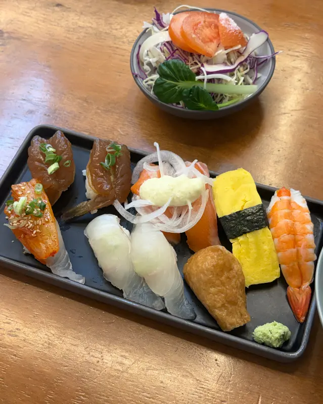 초밥과 샐러드의 모습