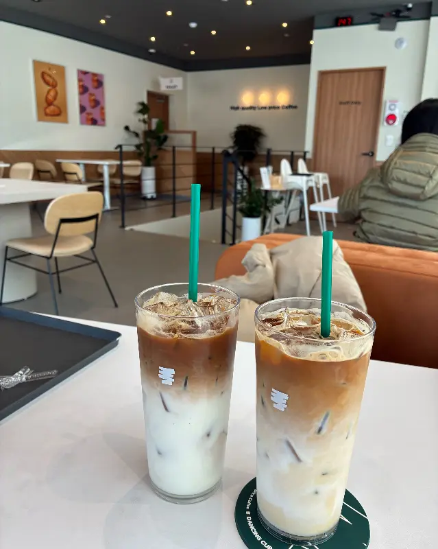 댄싱컵 내부 테이블 모습