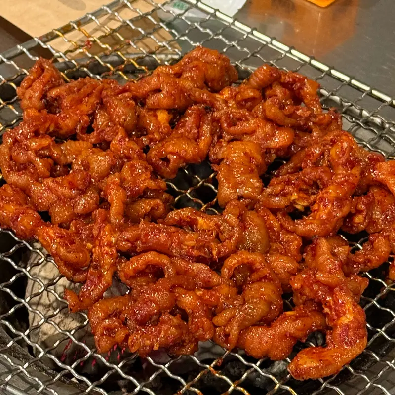 숯불 위에서 맛있게 구워지는 닭발