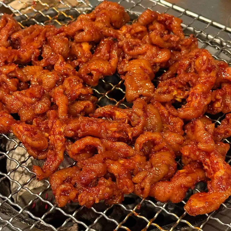 숯불에 구워진 닭발의 클로즈업 샷